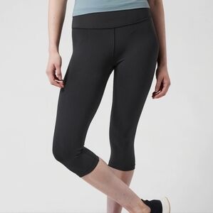 EUC Athleta Accelerate Crop Capri Legging Black Small